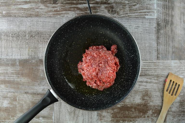 Make your Bolognese sauce. In a large pan over medium high heat add some oil and put your minced beef. Break down it into small pieces.